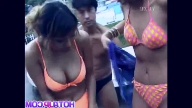 Mai Sakurai and babes are touched at pool