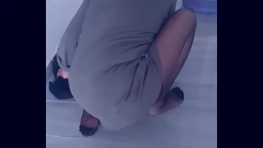 turbanli naylon çoraplı olgun kadın yerleri siliyor
